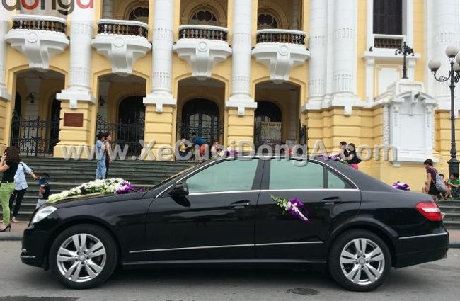 cho-thue-xe-cuoi-mercedes-e300-gia-re-sang-trong-3