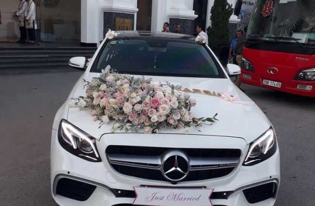 chon-xe-cuoi-mercedes-e250-mau-trang